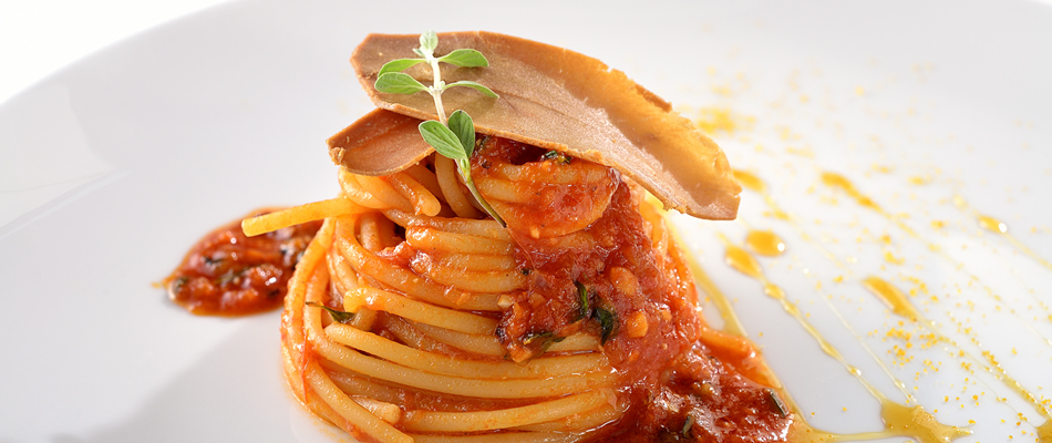 マジョラム風味の完熟トマトソースのスパゲッティ
