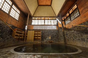 日本一深い自噴岩風呂