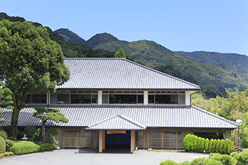 里山に建つ一軒宿