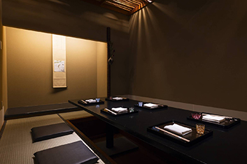 一枚板のカウンターと個室