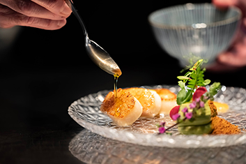 ホタテの鉄板焼き ホイップアボカド×ベーコンダスト