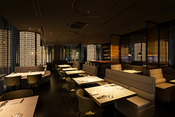 ルーフトップテラスで構成される店内